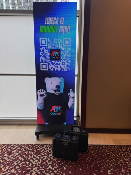 Pendón LED vertical con la activación de Coolbet para el Mundial, instalado en el hall de un hotel