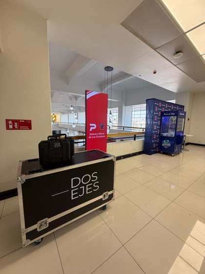 Pendón LED de PedidosYa y Los Cóndores instalado en un casino universitario, con el equipamiento de Dos Ejes en primer plano